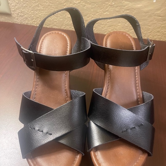 Universal Thread Black and Brown Platform Sandals with Crisscross Straps - Picture 5 of 11